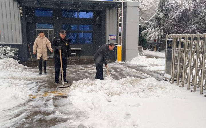 集团党支部书记景奉全带领应急小组，冒雪对公司门口路面进行清扫，保障员工出行安全。