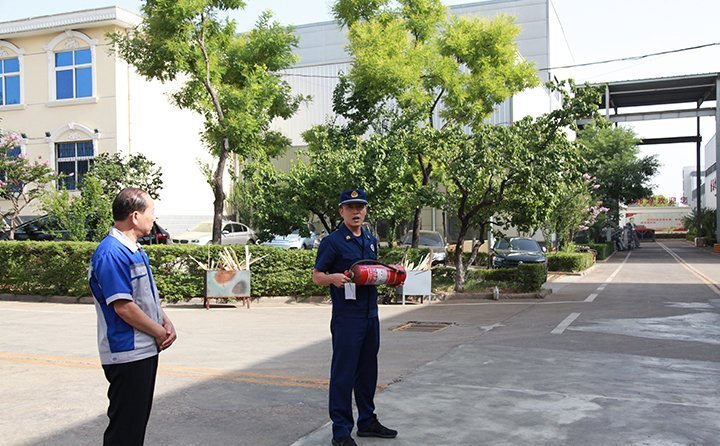 消防官兵讲解灭火器材使用